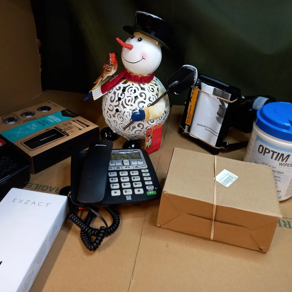 LARGE BOX OF APPROXIMATELY 20 ASSORTED HOUSEHOLD ITEMS TO INCLUDE: TELEPHONE, GOLF GIFT SET, METAL SNOWMAN