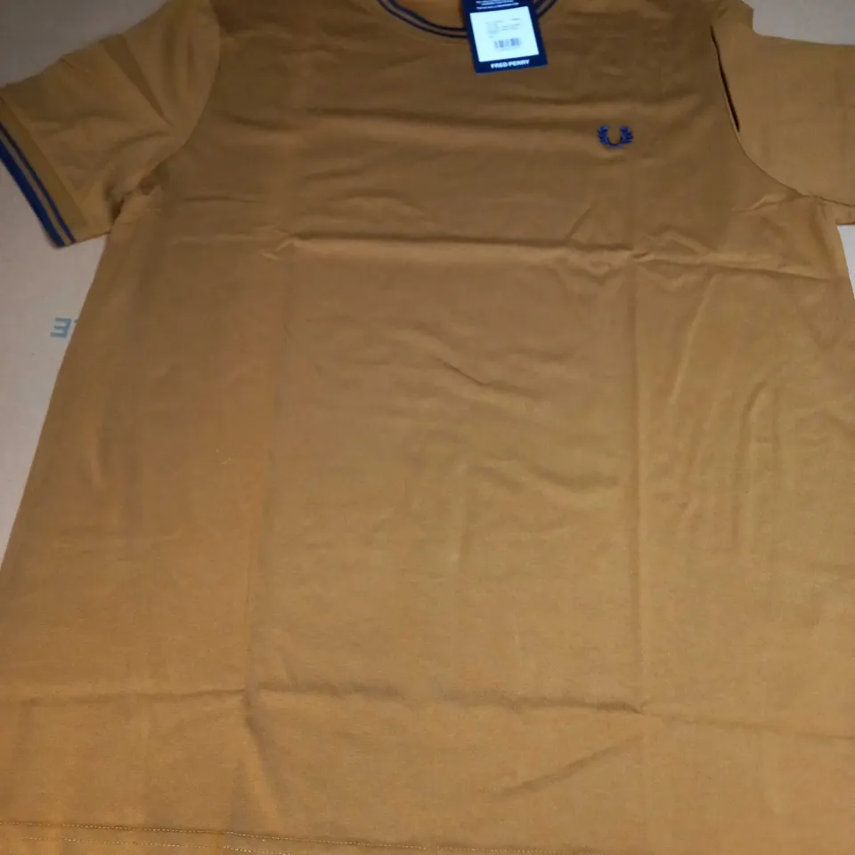 FRED PERRY TWIN TIPPED SHORT SLEEVED T-SHIRT IN DARK CARAMEL - LARGE