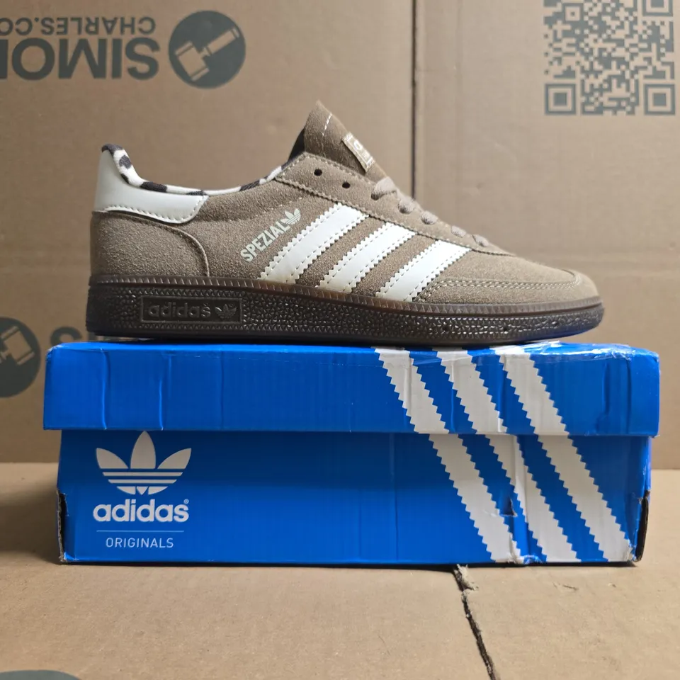 BOXED PAIR OF ADIDAS HANDBALL SPEZIAL TRAINERS IN TAUPE SIZE UK 6.5