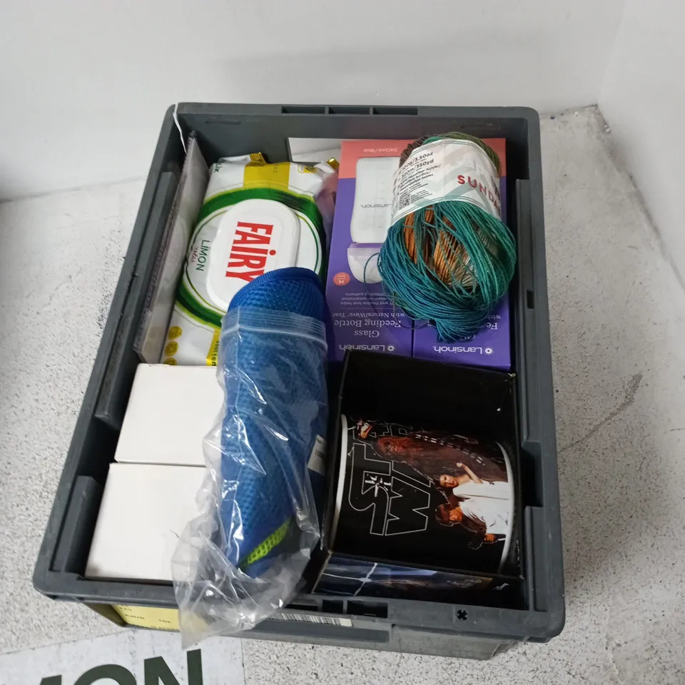 BOX CONTAINING A MIX OF APPROXIMATELY 15 ASSORTED HOUSEHOLD ITEMS INCLUDING STAR WARS MUG, FEEDING BOTTLE, FAIRY LIGHTS ETC. 
