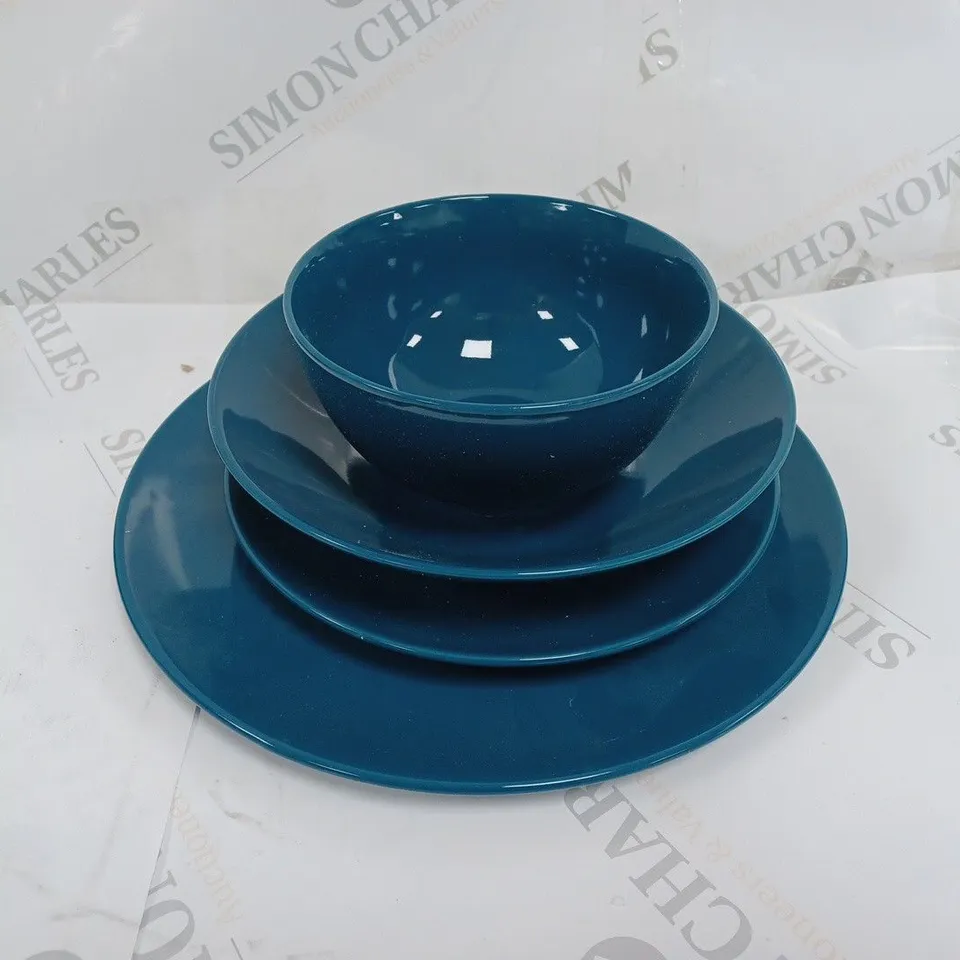 BRAND NEW BOXED CESIRO 12 PIECE DINNER SET TO INCLUDE LARGE PLATE SMALL PLATE DESSERT BOWL AND SOUP BOWL /COLLECTION ONLY 