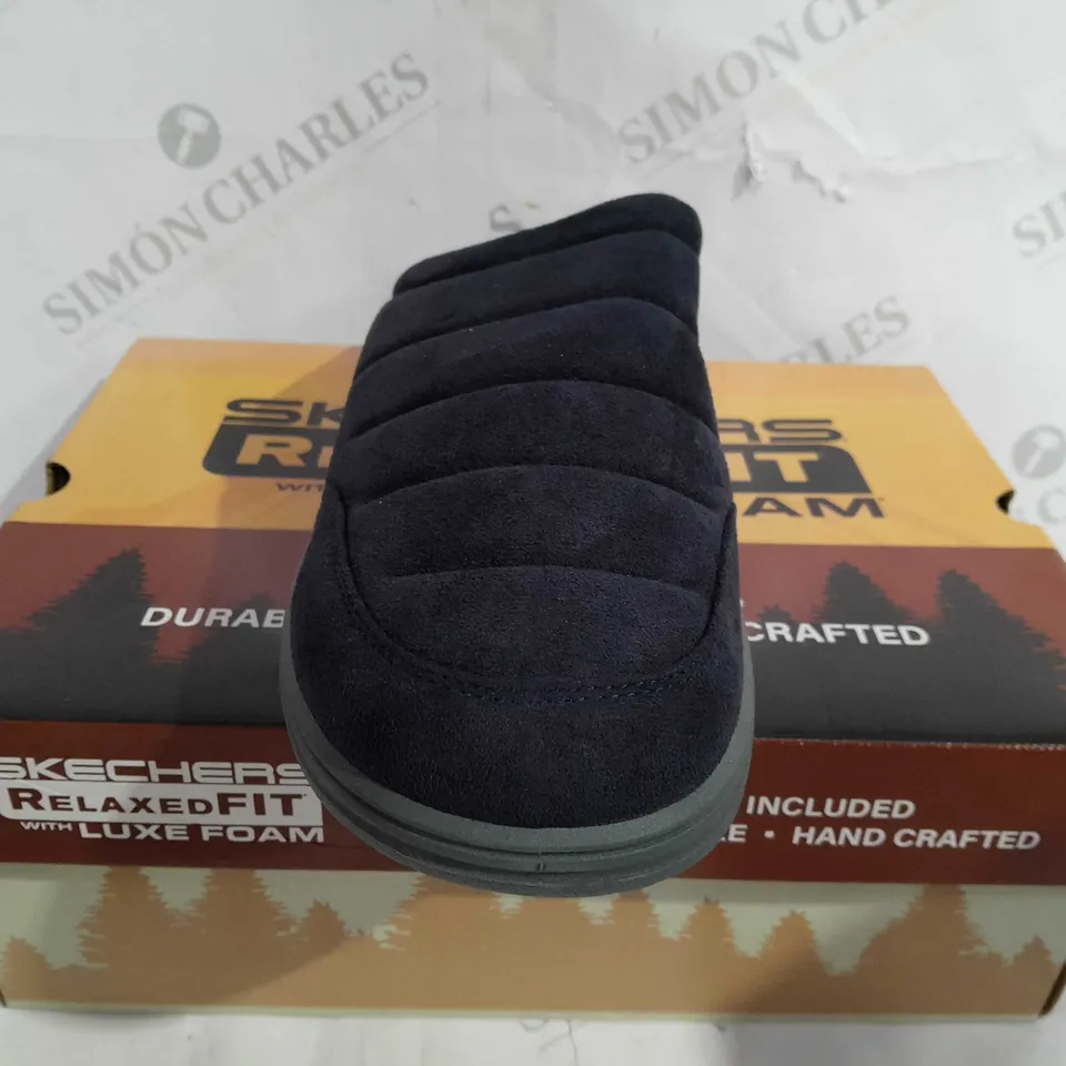 BOXED SKECHER MEN'S MURETTE GARVANZA SLIPPERS, NAVY - SIZE 10