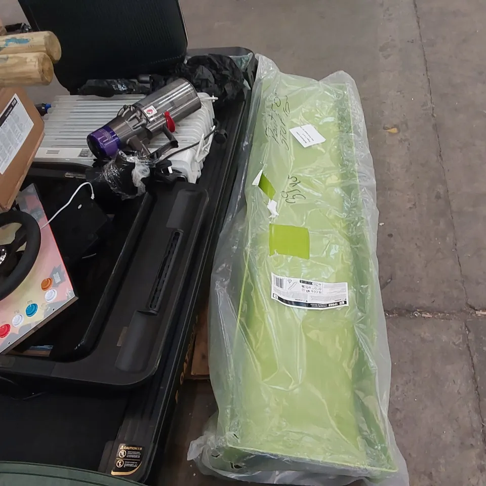 PALLET OF ASSORTED ITEM PARTS INCLUDING: RUNNING MACHINE PART, VACUUM PARTS ECT