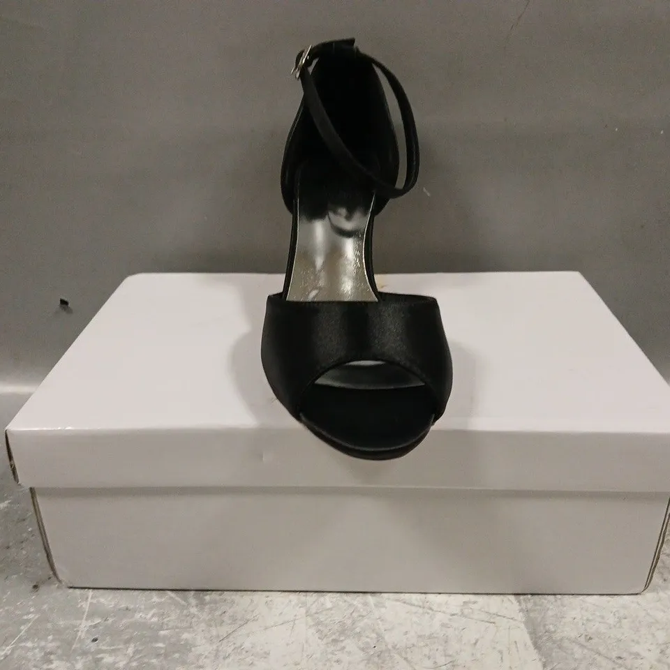 BOXED PAIR OF UNBRANDED OPEN TOE HEELED SANDALS IN BLACK/SILVER SIZE EU 38