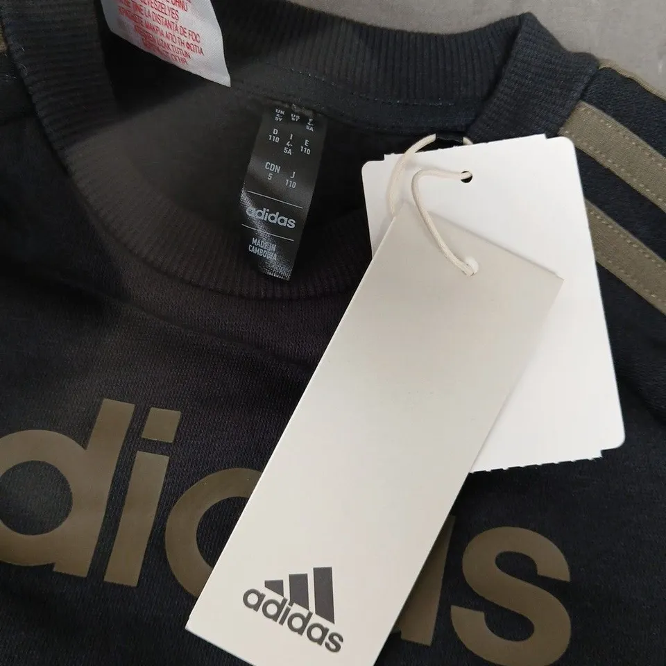 ADIDAS LOGO SWEATER IN BLACK/GREEN - UK 4-5Y