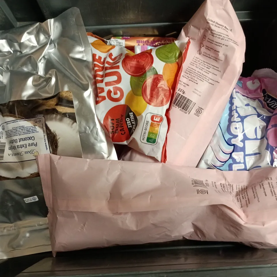 APPROXIMATELY 12 ASSORTED FOOD & DRINK ITEMS TO INCLUDE GRIND HOUSE BLEND, POMBEARS, WINE GUMS, ETC - COLLECTION ONLY