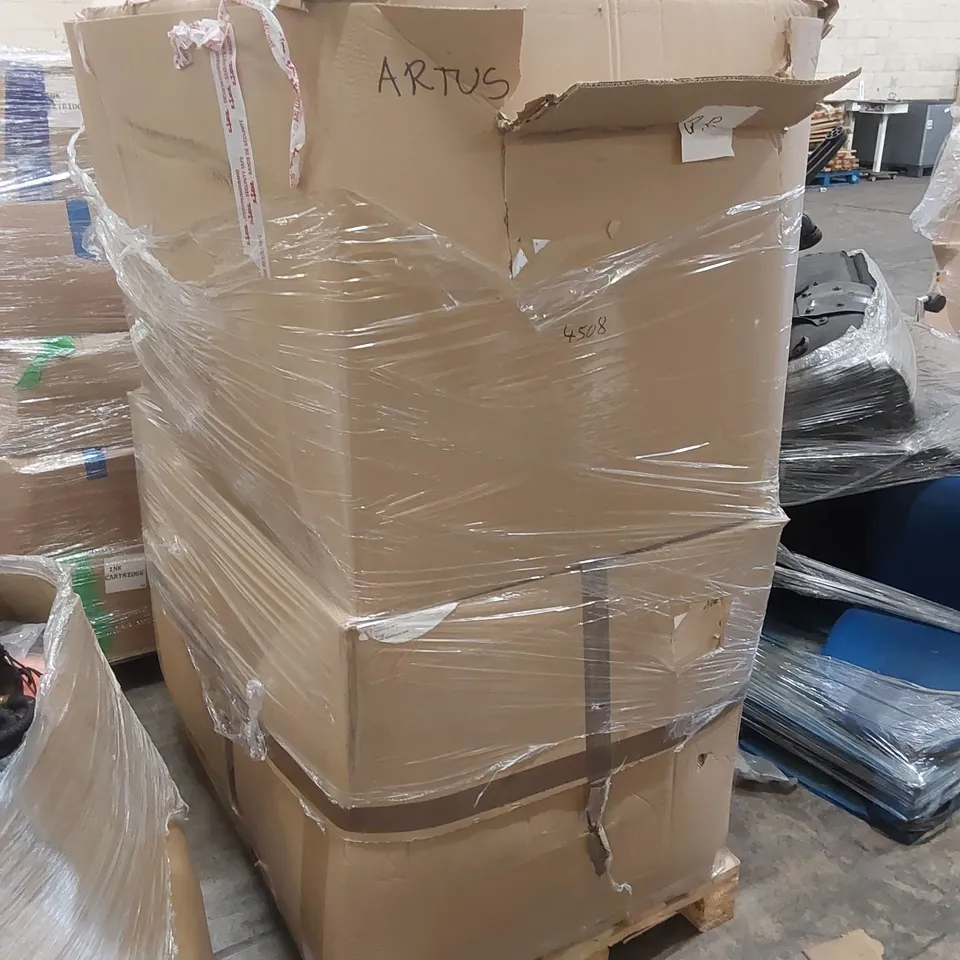 PALLET TO CONTAIN A LARGE ASSORTMENT OF PILLOWS AND CUSHIONS // BRANDS MAY VARY
