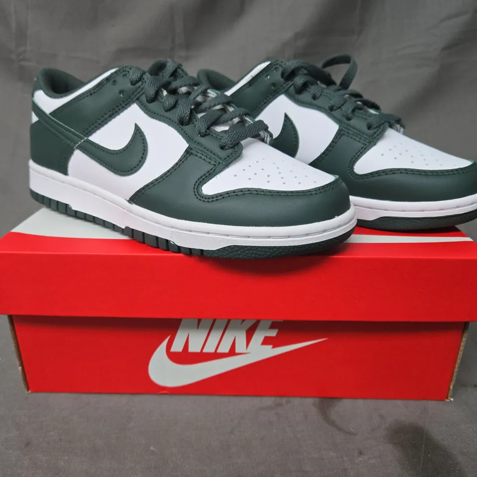 BOXED PAIR OF NIKE DUNK LOW SHOES IN GREEN/WHITE UK SIZE 5.5