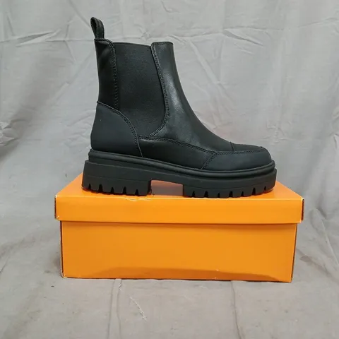 BOXED PAIR OF ROCKET DOG ANKLE BOOTS IN BLACK SIZE UK 4
