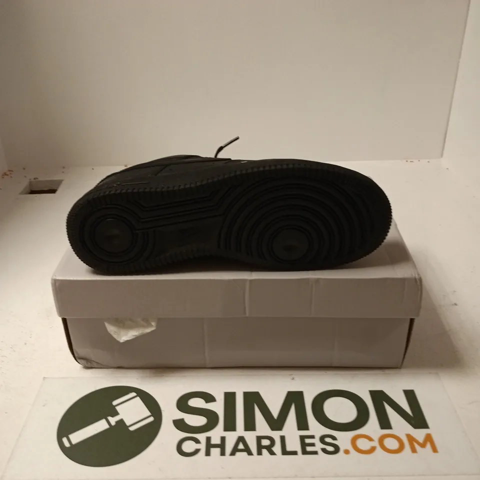 BOXED PAIR OF NIKE AIR FORCE 1 07 SHOES IN BLACK - UK 8.5