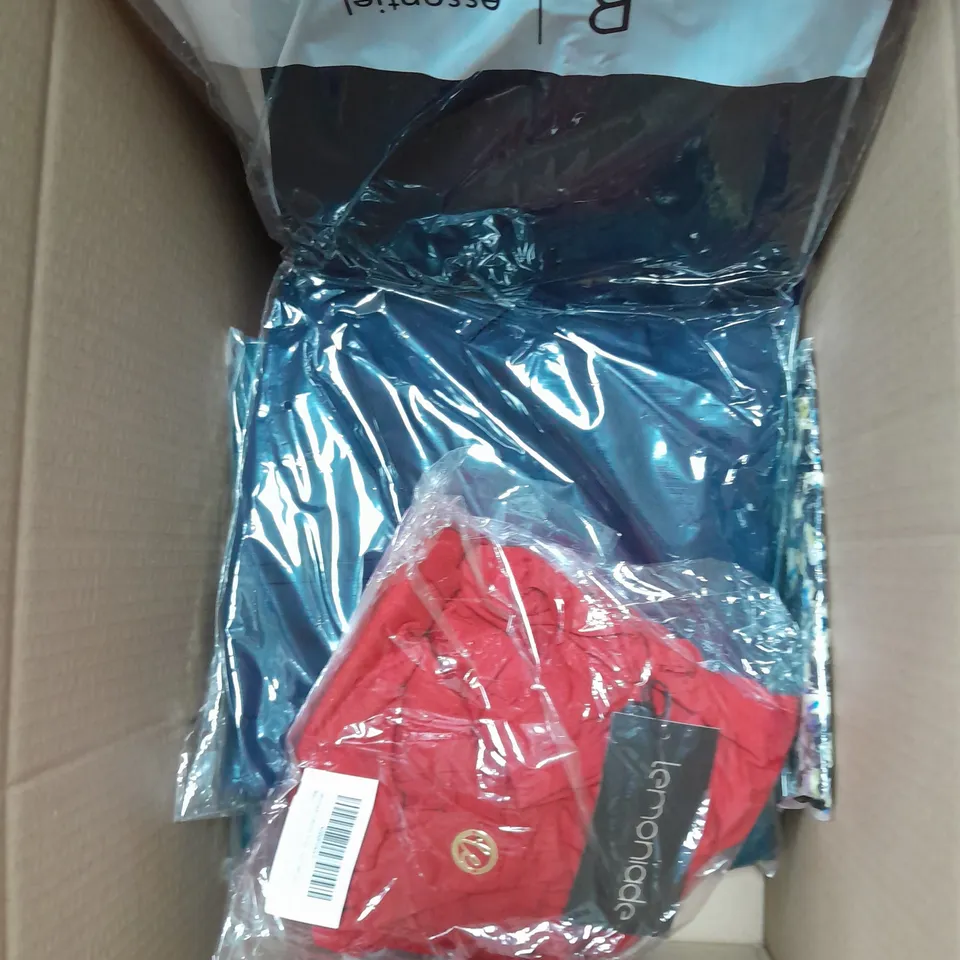 LOT OF APPROX 16 CLOTHING ITEMS IN VARIOUS BRANDS, STYLES, COLOURS AND SIZES