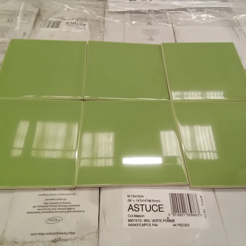 PALLET OF APPROXIMATELY 80 PACKS OF 44 BRAND NEW BRILLIANT VERTE POMME 15×15CM ASTUCE TILES & 34 BRAND NEW VINTAG TAUPE 30×10CM TILES