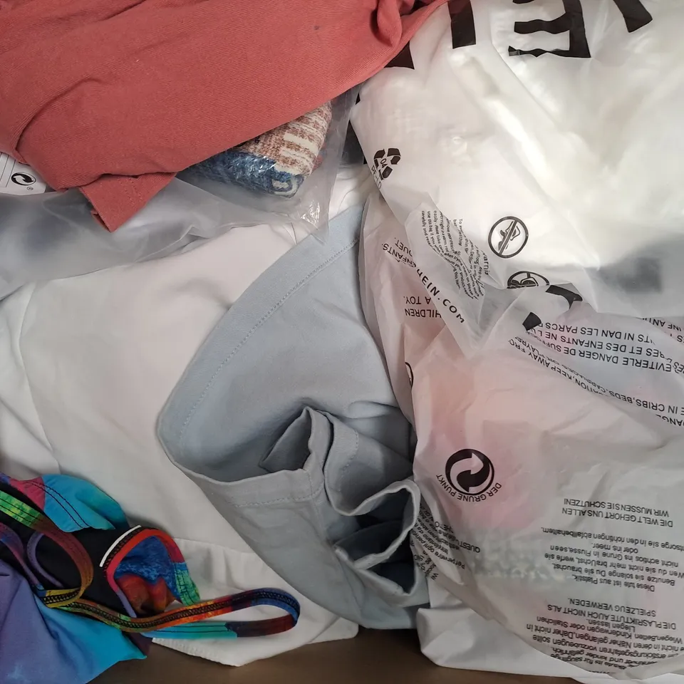BOX OF APPROXIMATELY 20 ASSORTED CLOTHING AND FASHION ITEMS IN VARIOUS STYLES AND SIZES TO INCLUDE SHEIN, AYBLE, ETC