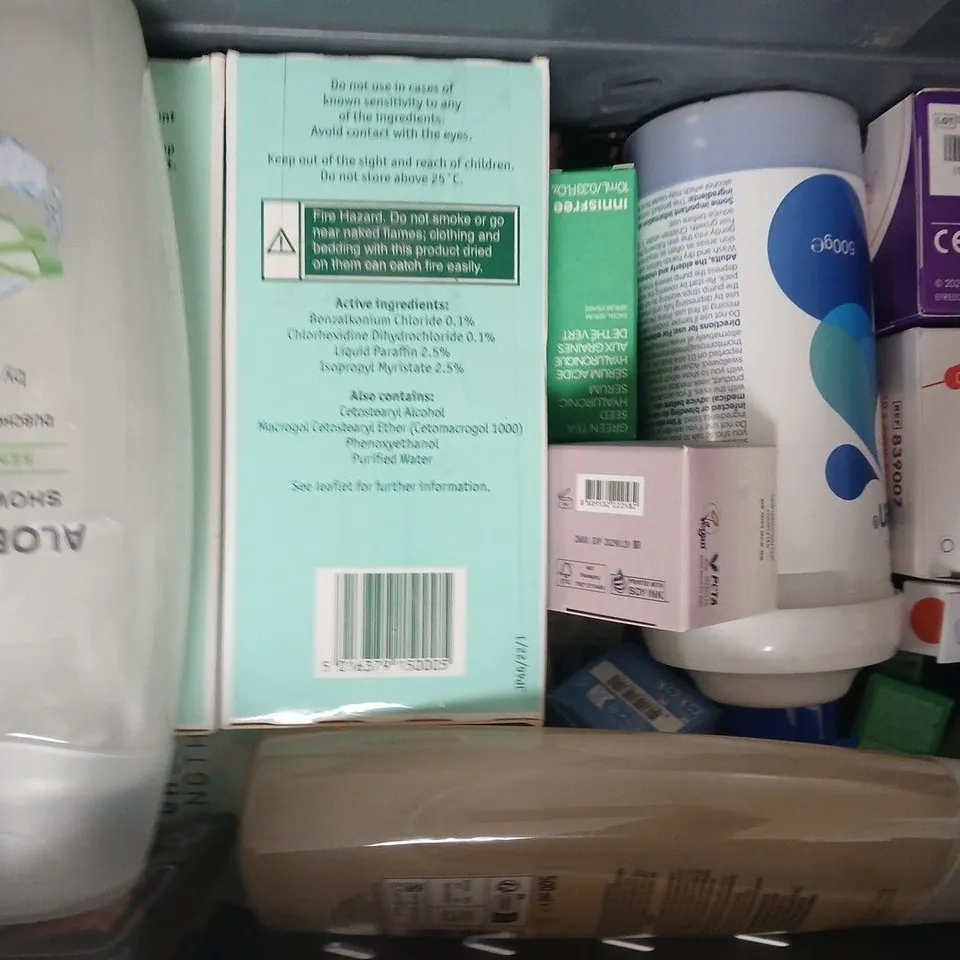 APPROXIMATELY 12 ASSORTED COSMETIC ITEMS INCLUDING VARIOUS MAKES AND BRANDS - COLLECTION ONLY