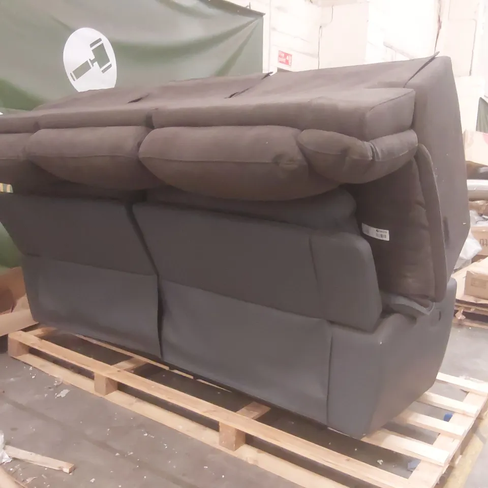 PALLET CONTAINING A LARGE QUANTITY OF ASSORTED SOFA PARTS