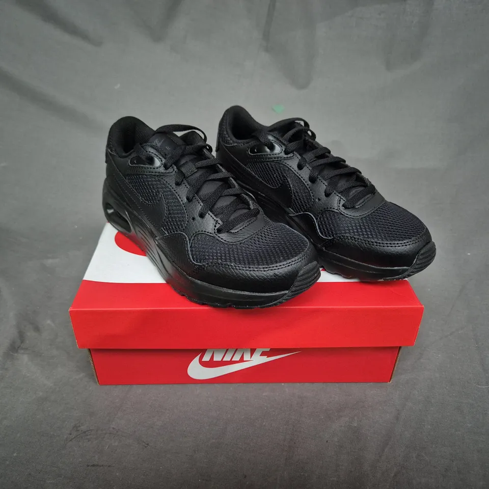 BOXED PAIR OF NIKE AIR MAX SC TRAINERS IN BLACK - UK SIZE 3.5