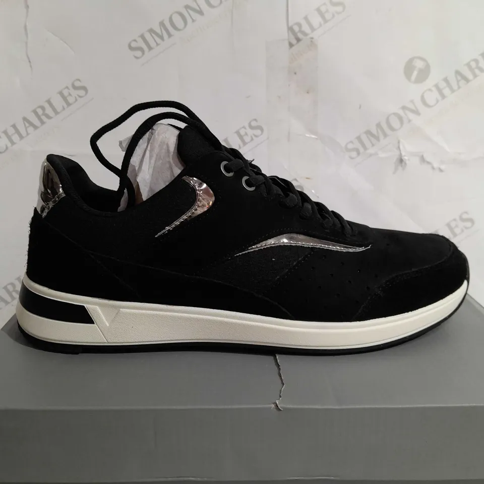 BOXED VIONIC NOVA TRAINER IN BLACK - SIZE 9