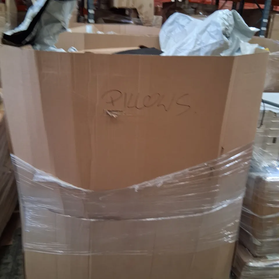 PALLET CONSISTING OF LARGE QUANTITY OF ASSORTED PILLOWS AND SOFT FURNISHINGS