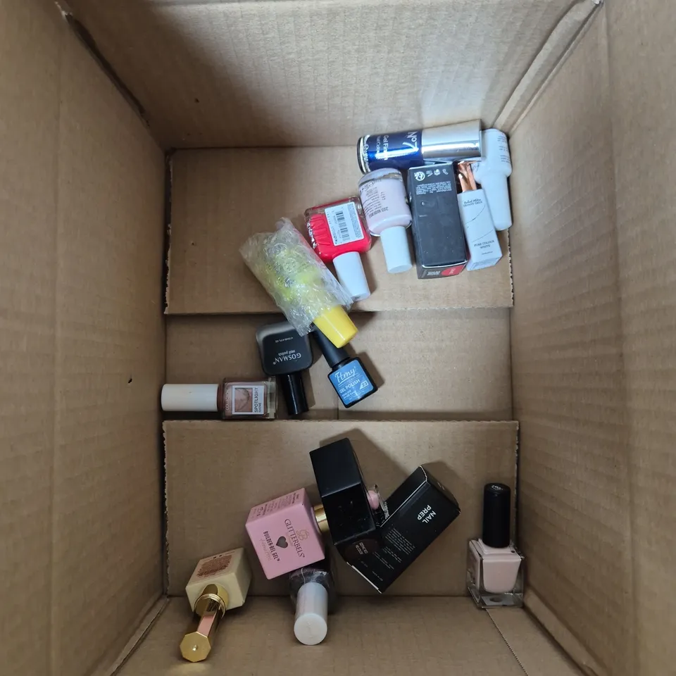 APPROXIMATELY 20 BOTTLES OF NAIL VARNISH TO INCLUDE NO7, GLITTERBELS AND NAILS.INC