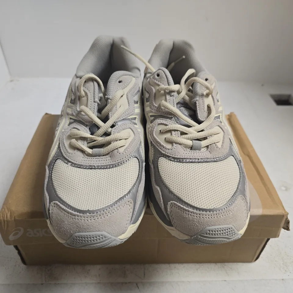 BOXED PAIR OF ASICS RUNNING SHOES – BEIGE/GREY, MEN'S UK 10