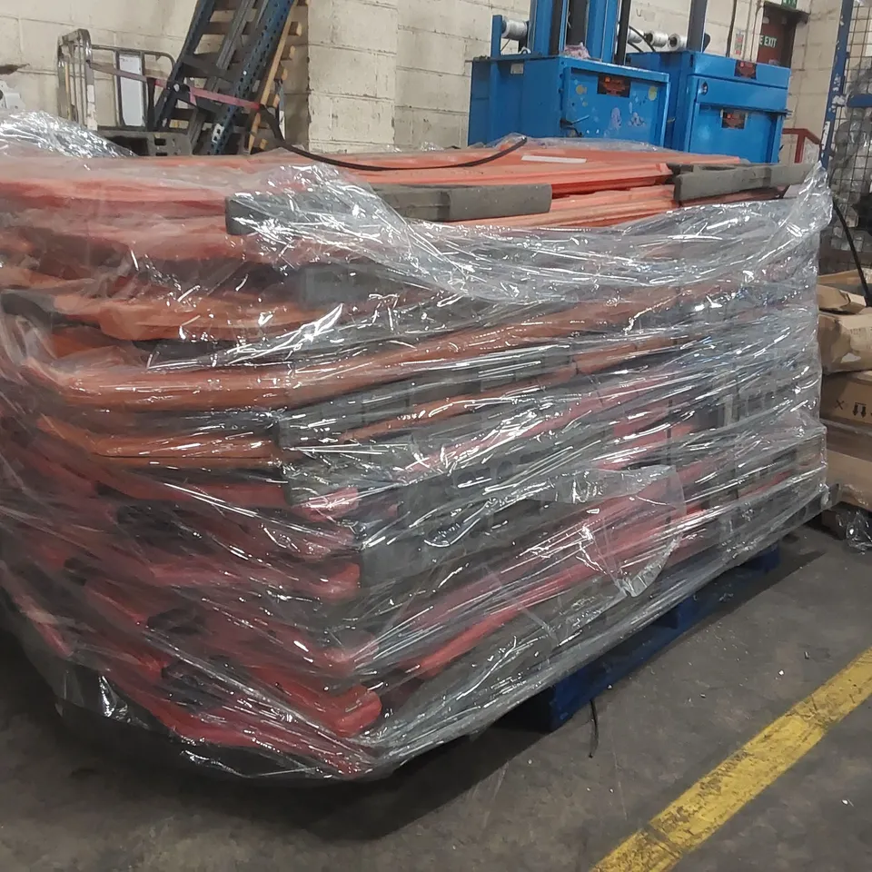 PALLET CONTAINING APPROXIMATELY 19x PLASTIC ROAD BARRIERS