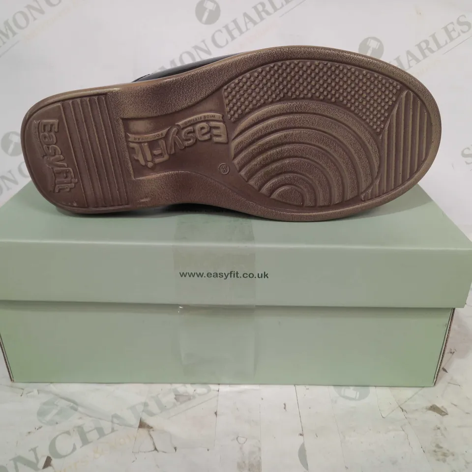 BOXED PAIR OF EASYFIT CLEA OPEN TOW SANDALS IN BLACK EU SIZE 39
