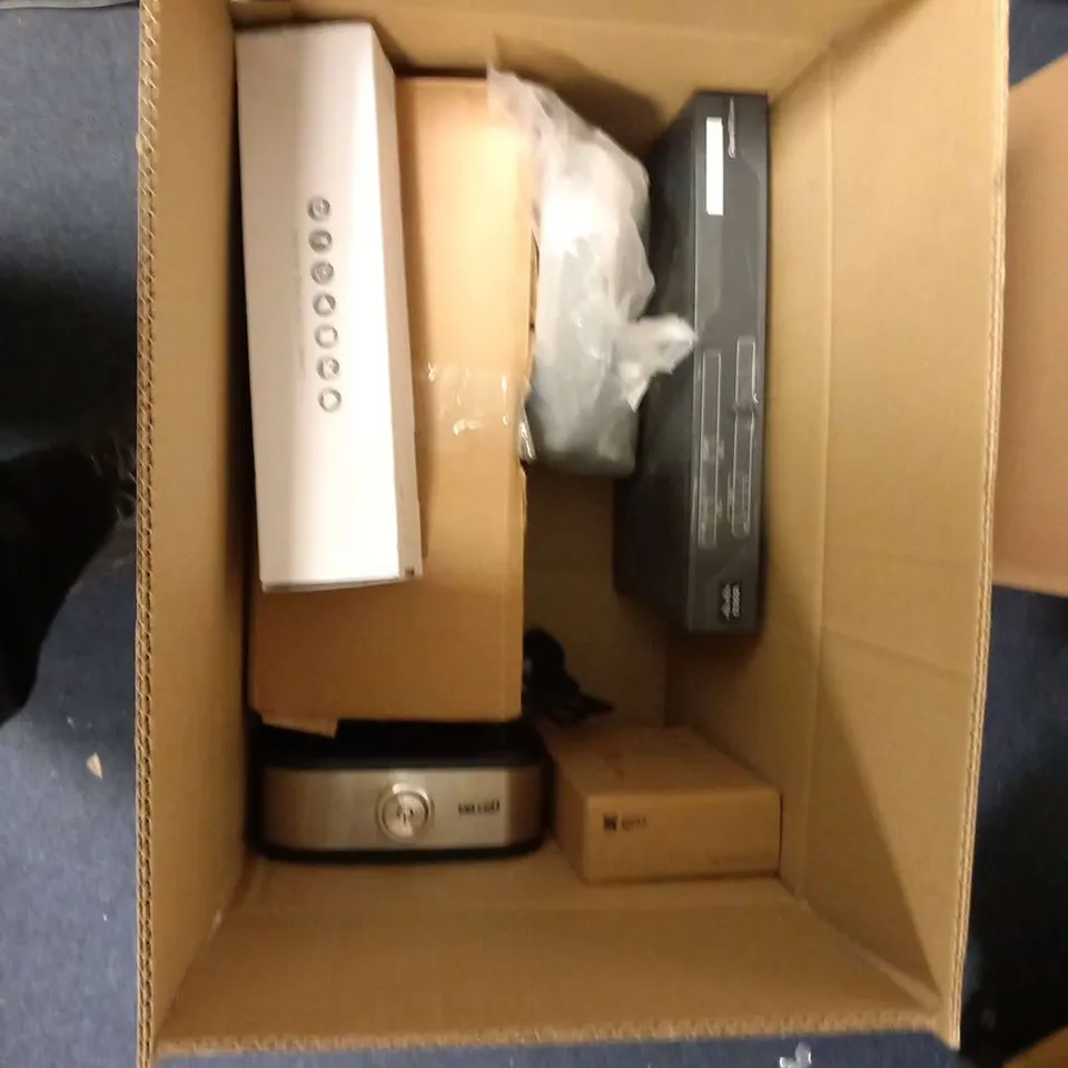 BOX OF APPROXIMATELY 10 ASSORTED ELECTRICALS TO INCLUDE; ALUSS LED CEILING LIGHT, KEYBOARDS AND BUSH RADIO