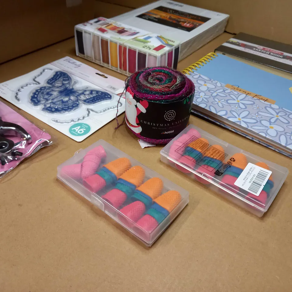 LOT OF APPROX 15 ASSORTED CRAFT RELATED ITEMS TO INCLUDE: CANVAS PANELS, SKETC BOOK, YARN