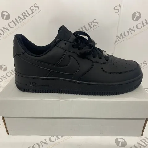 BOXED PAIR OF NIKE AIR FORCE 1 '07 BLACK TRAINERS SIZE 7.5