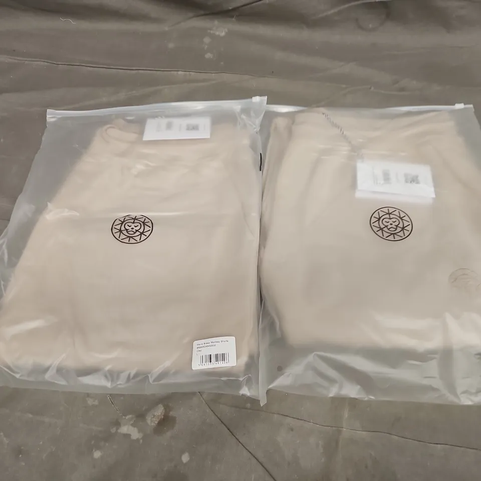 APPROXIMATELY 20 ASSORTED BAGGED CLOTHING ITEMS IN VARIOUS SIZES TO INCLUDE MENS GET YOUR COLD ON SHORTS & UNISEX BRASS MONKEY JOGGERS IN CLAY