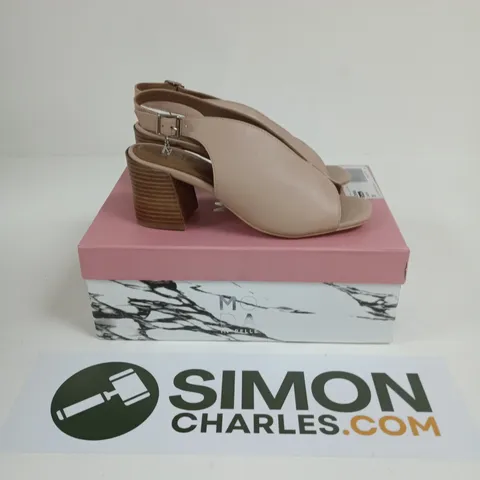 BOXED PAIR OF MODA IN PELLE LONNIA HIGH VAMP UPPER BLOCK SANDAL IN CAMEO LEATHER - SIZE 39