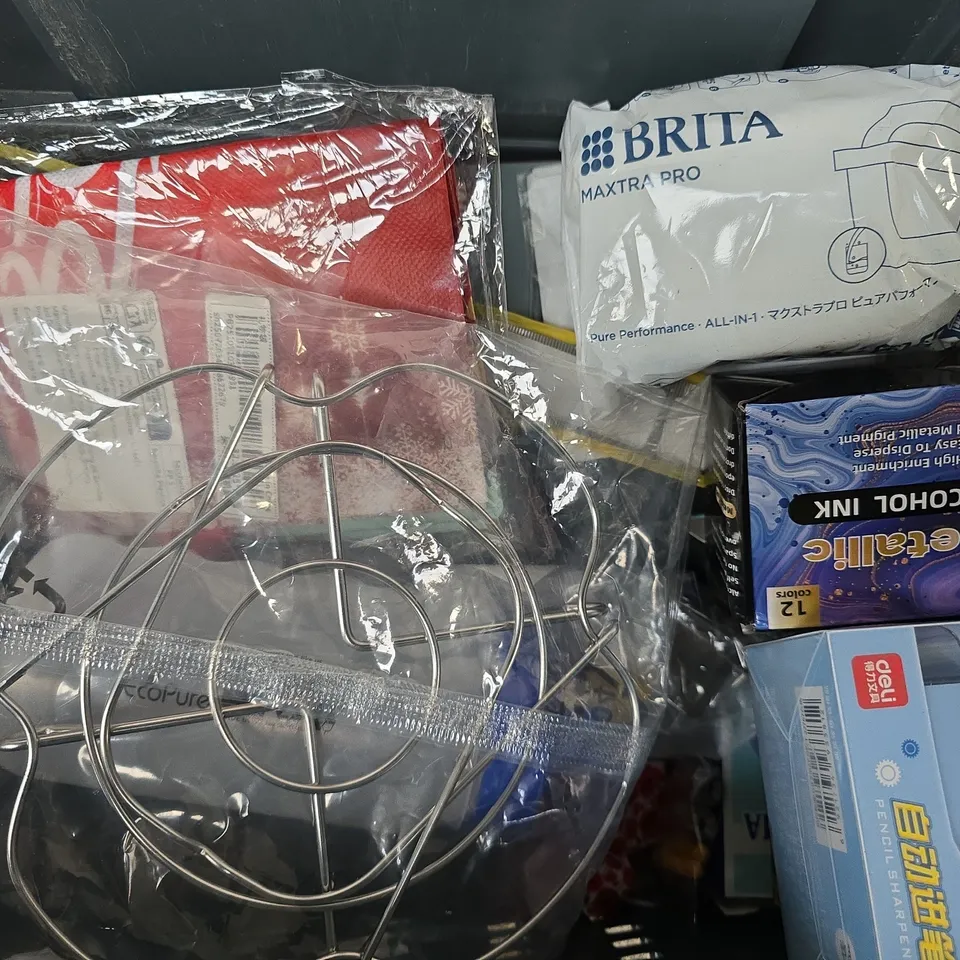 APPROXIMATELY 12 ASSORTED HOUSEHOLD ITEMS TO INCLUDE WREATH DOOR HANGER, MAXIMA-MINIMA THERMOMETER, BRITA MAXTRA PRO, ETC