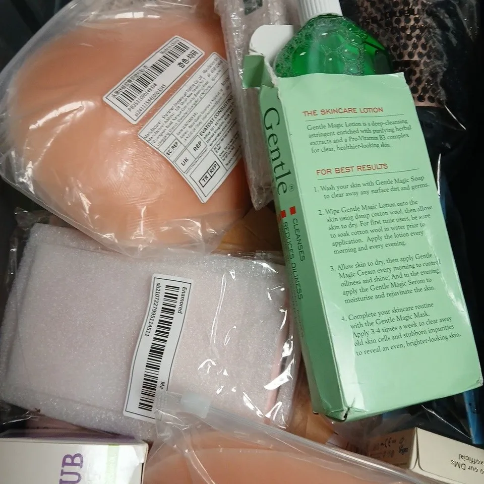 APPROXIMATELY 15 ASSORTED HEALTH & BEAUTY PRODUCTS TO INCLUDE SCALP MASSAGER, BODY SHAVER, GENTLE MAGIC LOTION ETC 