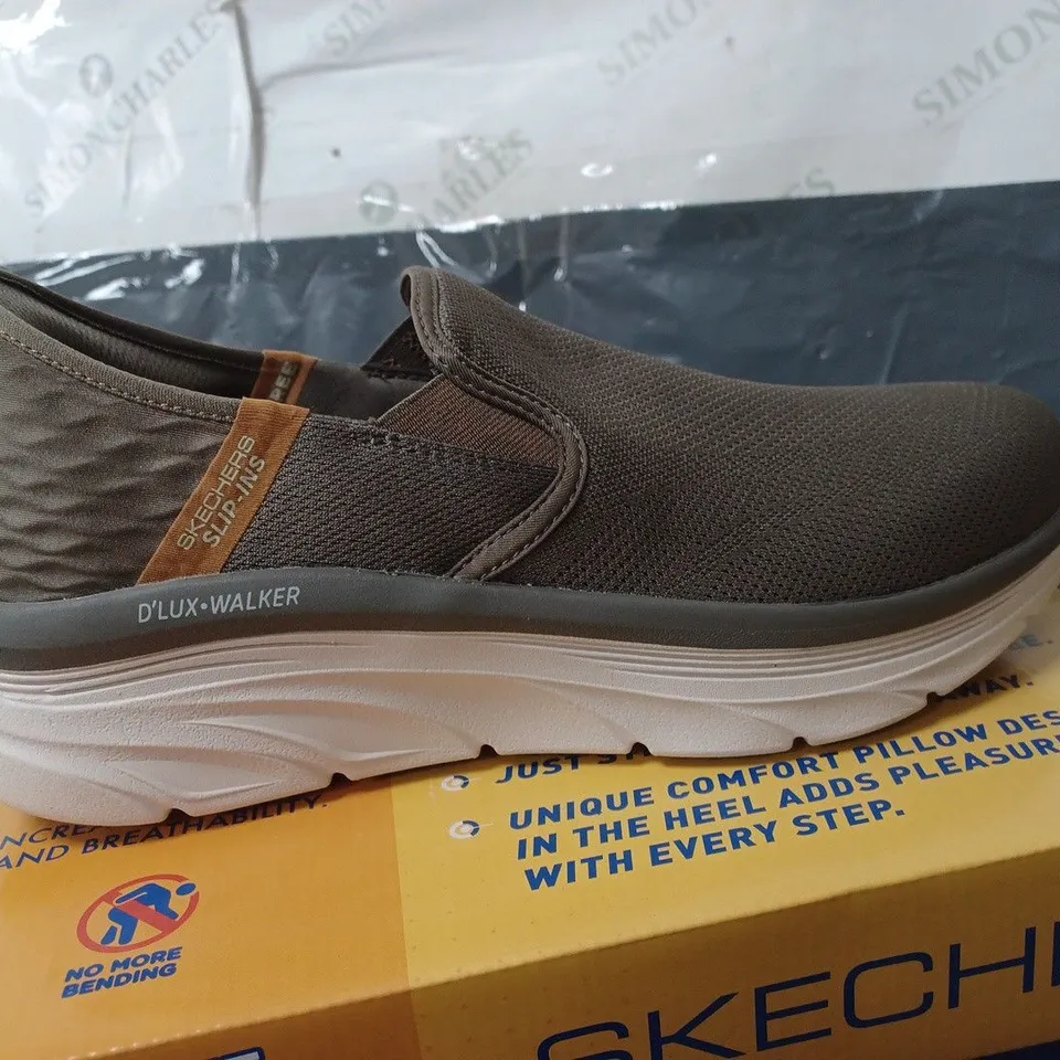 BOXED PAIR OF SKECHERS D'LUX WALKER SLIP-INS - LIGHT BROWN - SIZE 10 UK