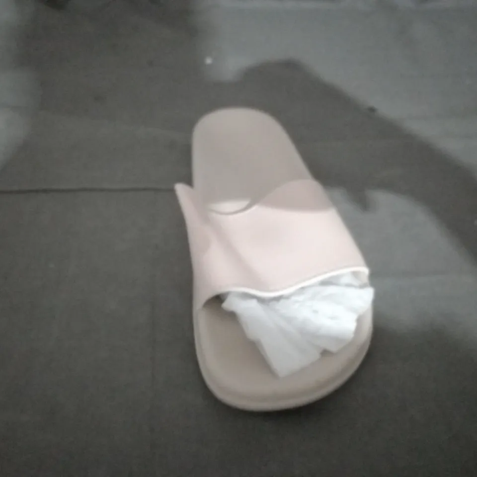 APPROXIMATELY 24 PAIRS OF PINK SLIPPERS IN VARIOUS SIZES TO INCLUDE SIZE 4