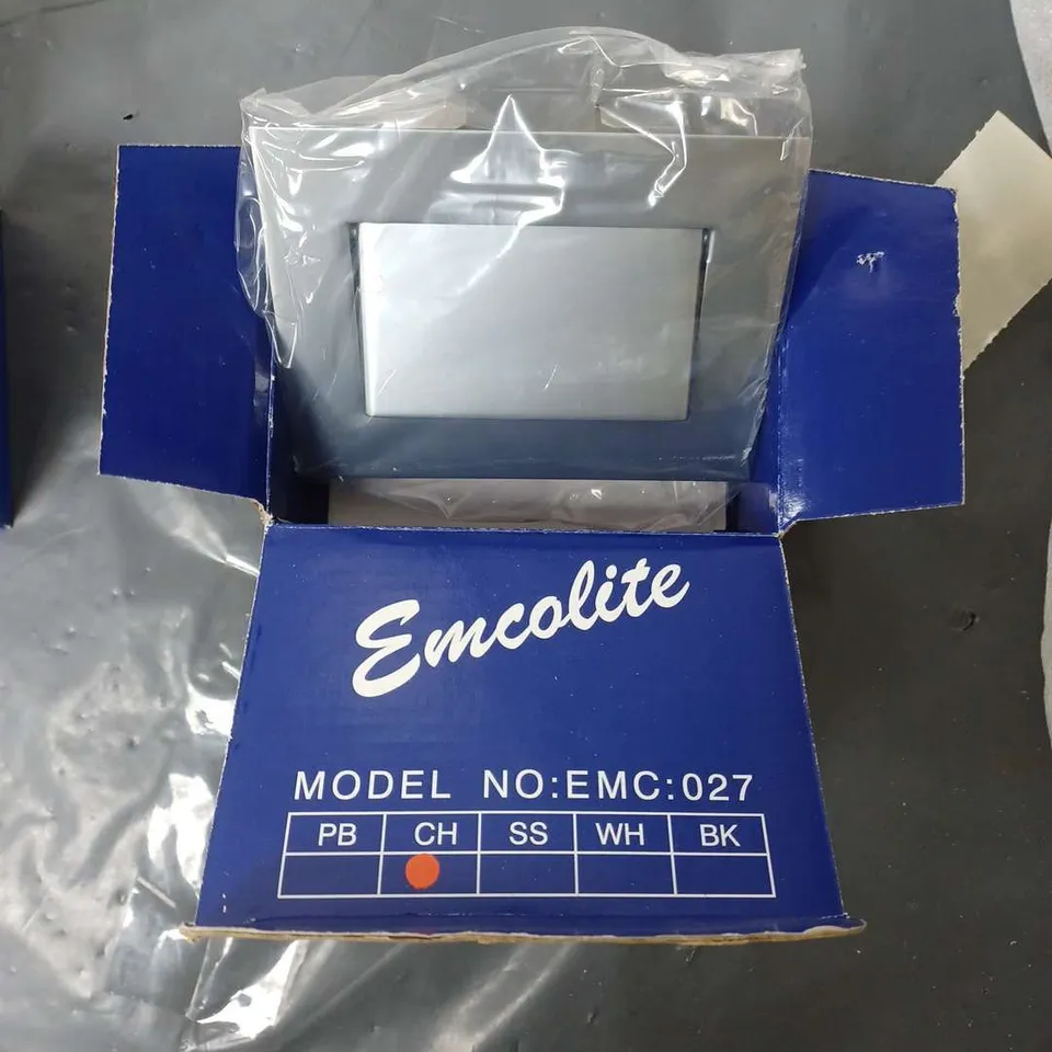 LOT CONTAINING APPROXIMATELY 200 EMCOLITE SWITCHES MODEL EMC:027 AND 300 EMCOLITE SWITCHES MODEL EMC:362104