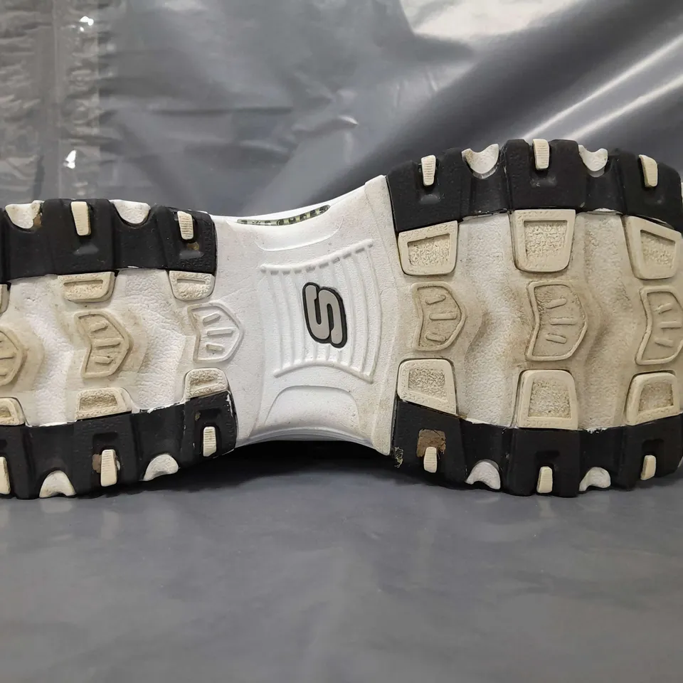 BOXED PAIR OF SKECHERS D'LITES SHOES IN BLACK/WHITE UK SIZE 6