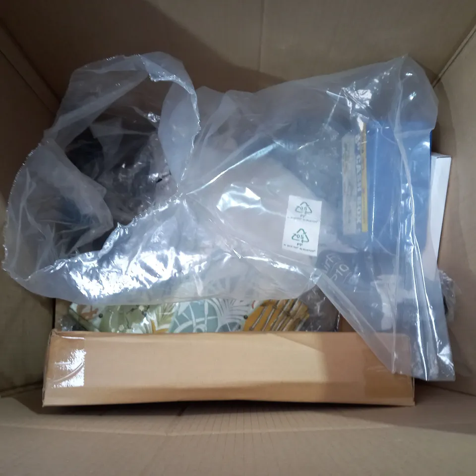 BOX OF APPROXIMATELY 12 ASSORTED ITEMS TO INCLUDE - CLLEAR QUARTZ ENERQITING - SUCKTION CUP WALL HANDLE- FOOT WARMER CUSHION ECT