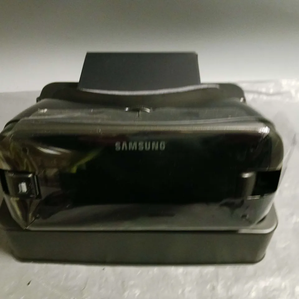 BOXED SAMSUNG GEAR VR WITH CONTROLLER
