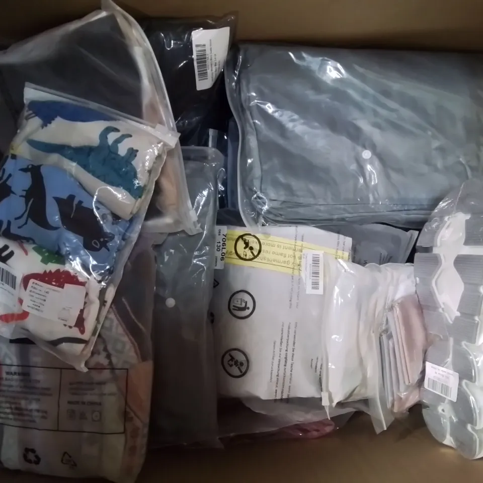 BOX CONTAINING LARGE AMOUNT OF MIXED FASHION ITEMS TO INCLUDE: LARGE AMOUNT OF SILVER PLATE AND COSTUME JEWELLERY,  T-SHIRTS, SHOES, TROUSERS ETC.