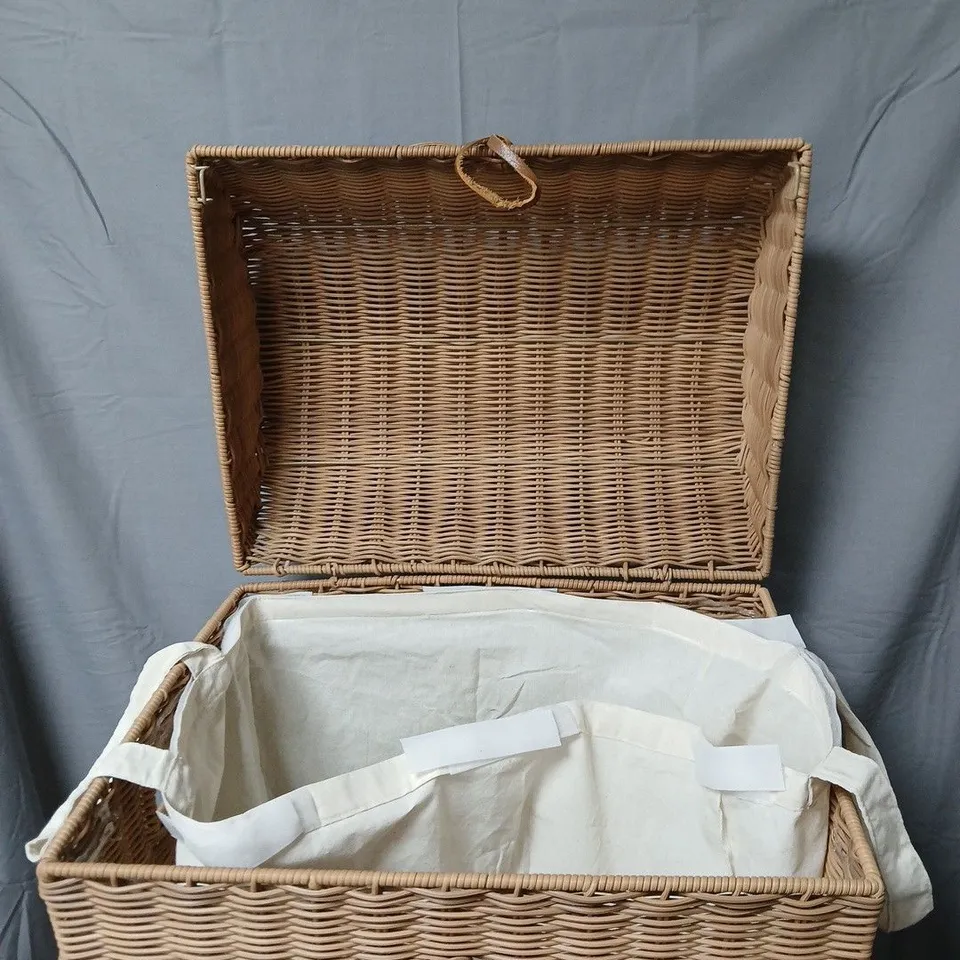 SCALLOP CHEST LAUNDRY BASKET 