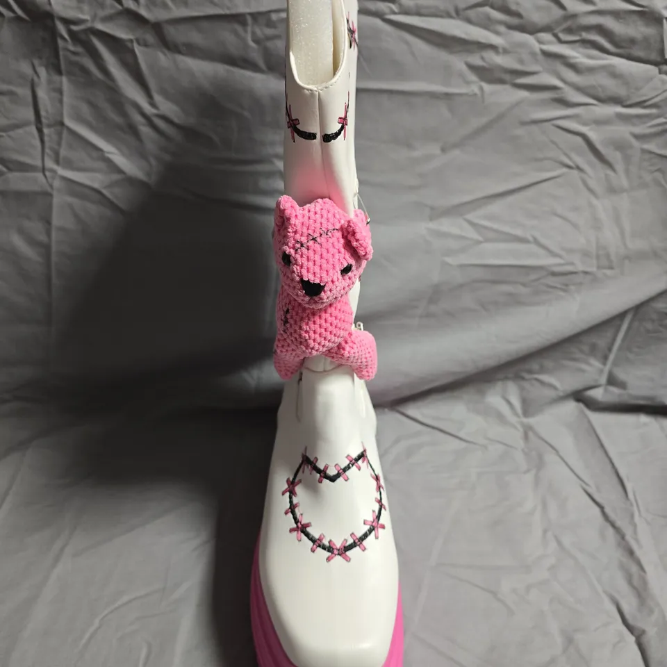 BOXED PAIR OF KOI FOOTWEAR TWISTED TEDDY LONG BOOTS - UK SIZE 8