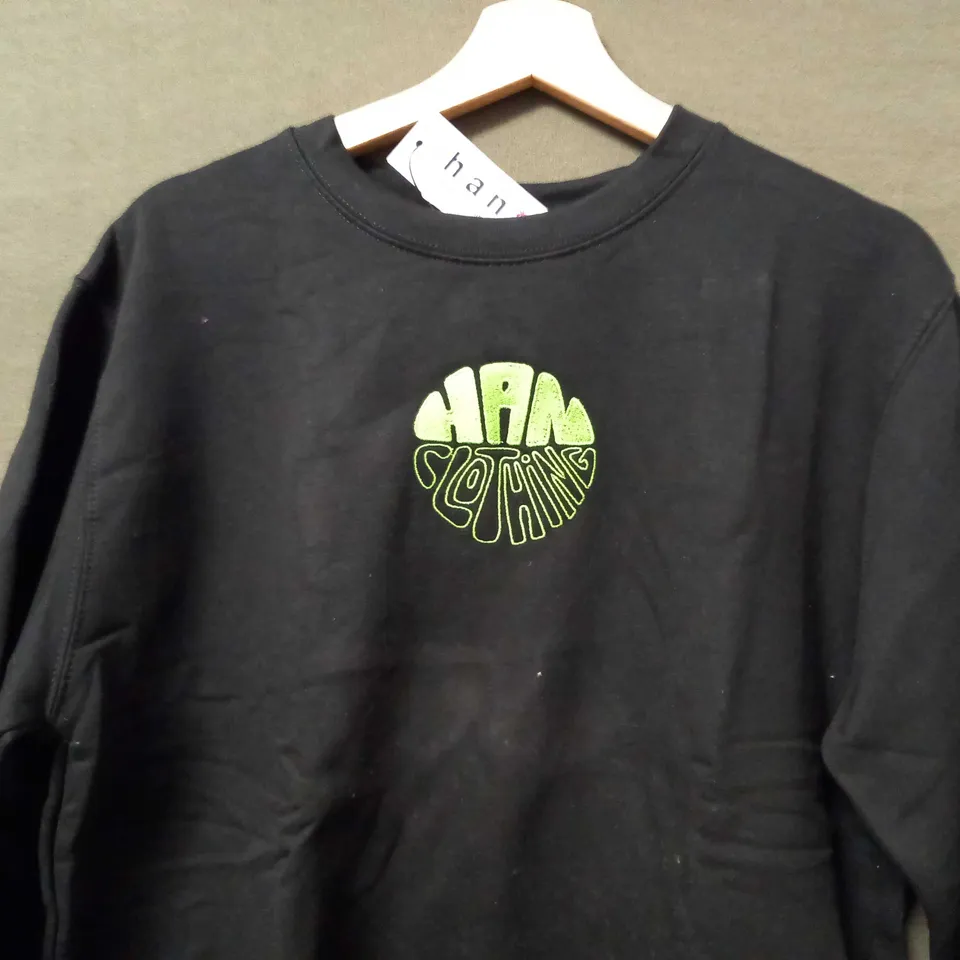 HAN CLOTHING EMBROIDED LOGO SWEATSHIRT IN BLACK - MEDIUM