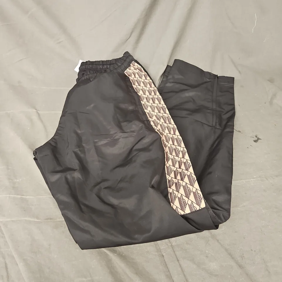 LACOSTE PANTS IN BLACK MULTI SIZE M