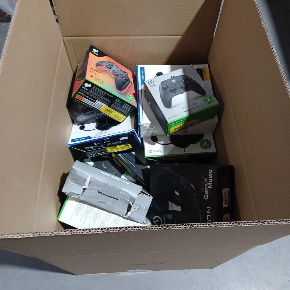 LARGE BOX OF APPROXIMATELY 15 ASSORTED GAMING HEADSETS & WIRED CONTROLLERS TO INCLUDE: TURTLE BEACH & POWER A IN VARIOUS COLOURS