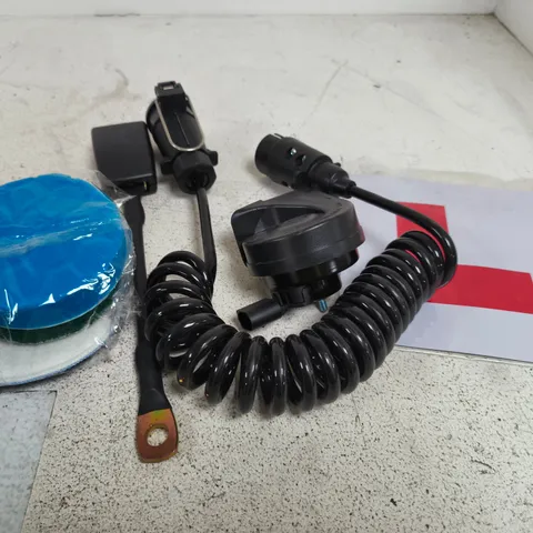 APPROXIMATELY 10 ASSORTED VEHICLE PARTS/ACCESSORIES TO INCLUDE L PLATES, SEAT BELT UNIT, CONNECTOR WIRE ETC