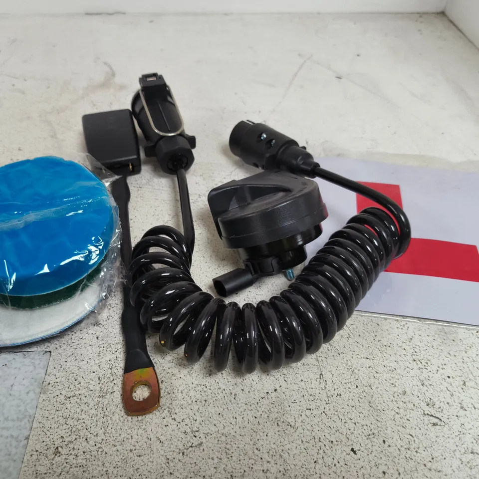 APPROXIMATELY 10 ASSORTED VEHICLE PARTS/ACCESSORIES TO INCLUDE L PLATES, SEAT BELT UNIT, CONNECTOR WIRE ETC 