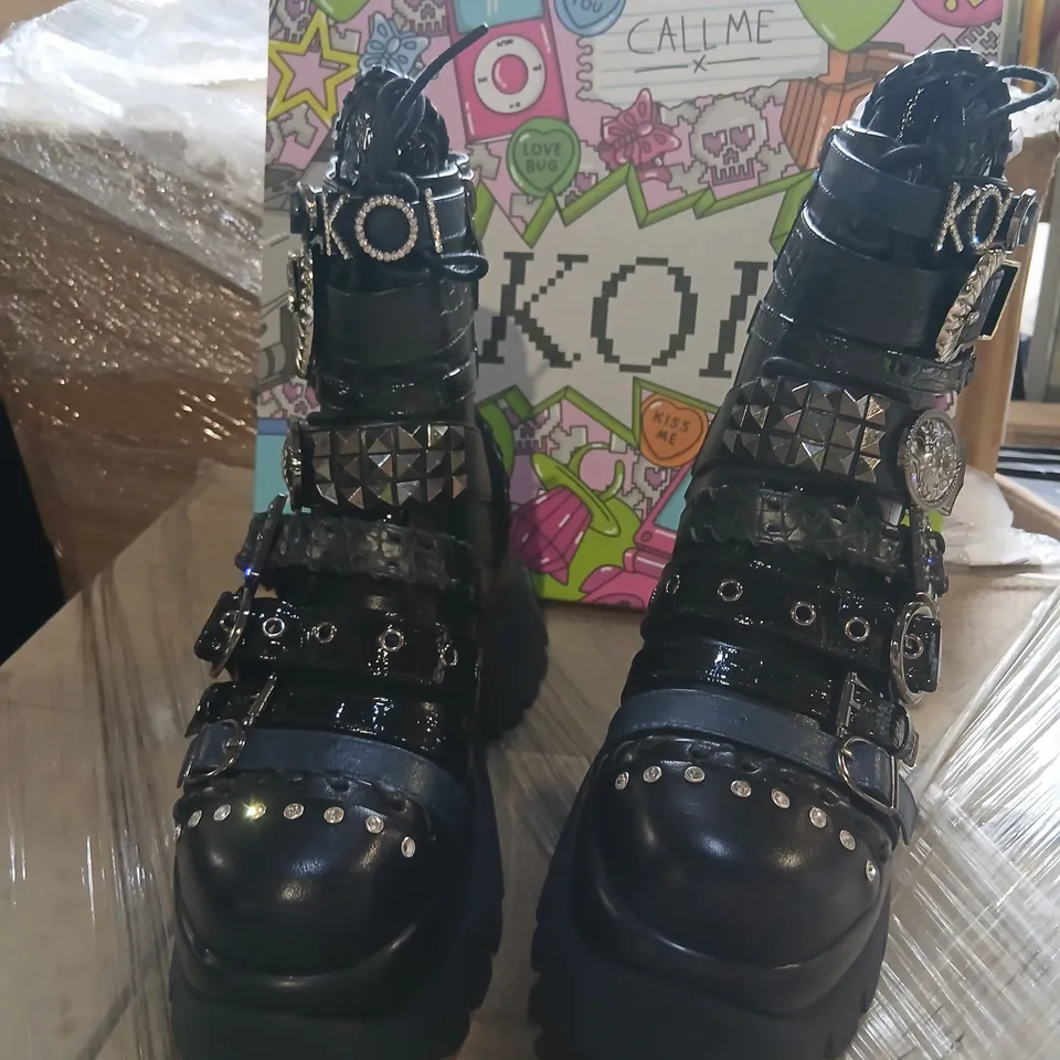 KOI FOOTWEAR ENCHAINED BELT MONSTER BOOTS - BLACK, UK 6
