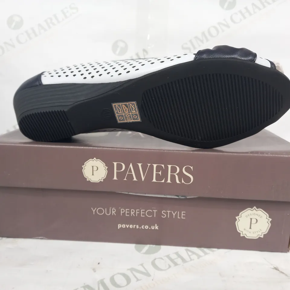 BOXED PAIR OF PAVERS WEDGE HEEL SLIP-ON SHOES IN WHITE/NAVY EU SIZE 40