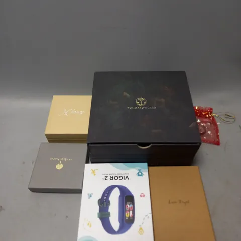 APPROXIMATELY 30 ASSORTED JEWELLERY PRODUCTS TO INCLUDE RINGS , WATCHES , NECKLACES , ETC
